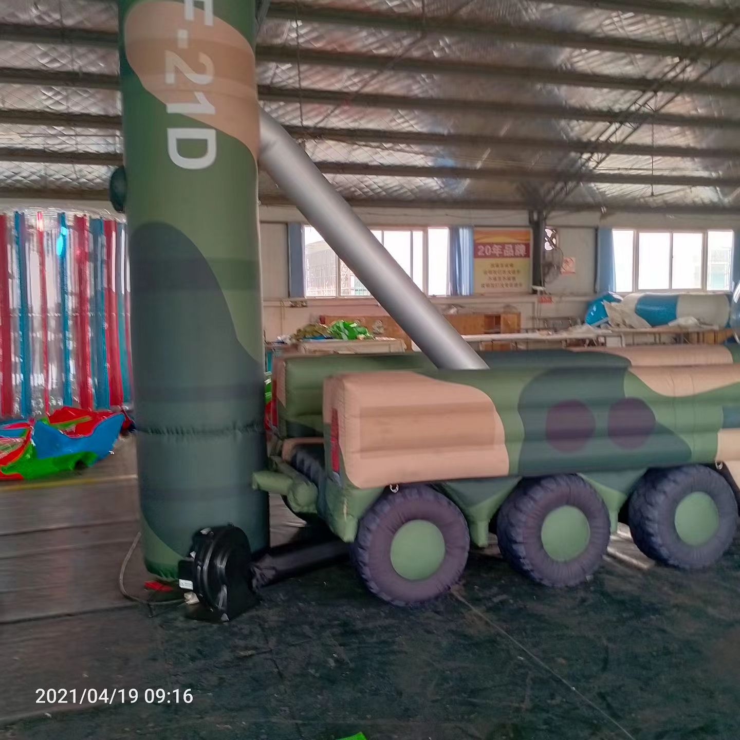 西山军事演习中的充气目标车辆：模拟发射车雷达车坦克飞机